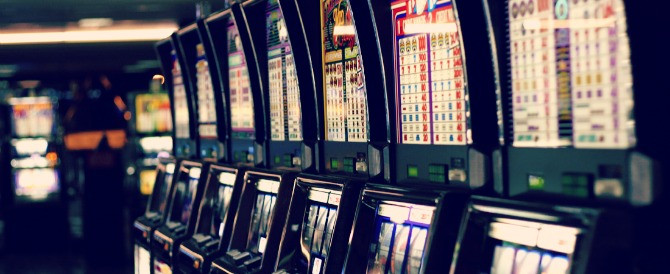 Giochi, stretta del governo: via una slot machine su tre