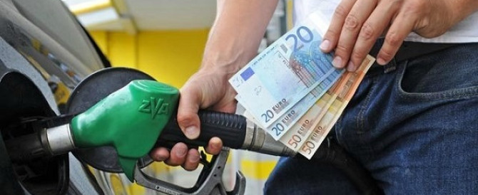 Ogni anno la benzina ci costa rincari per 1 miliardo di euro